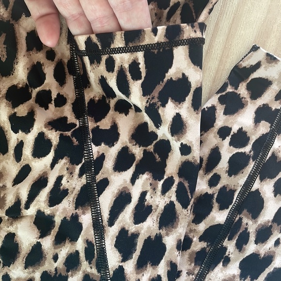 Victoria’s Secret // Leopard print Leggings small - Picture 2 of 4